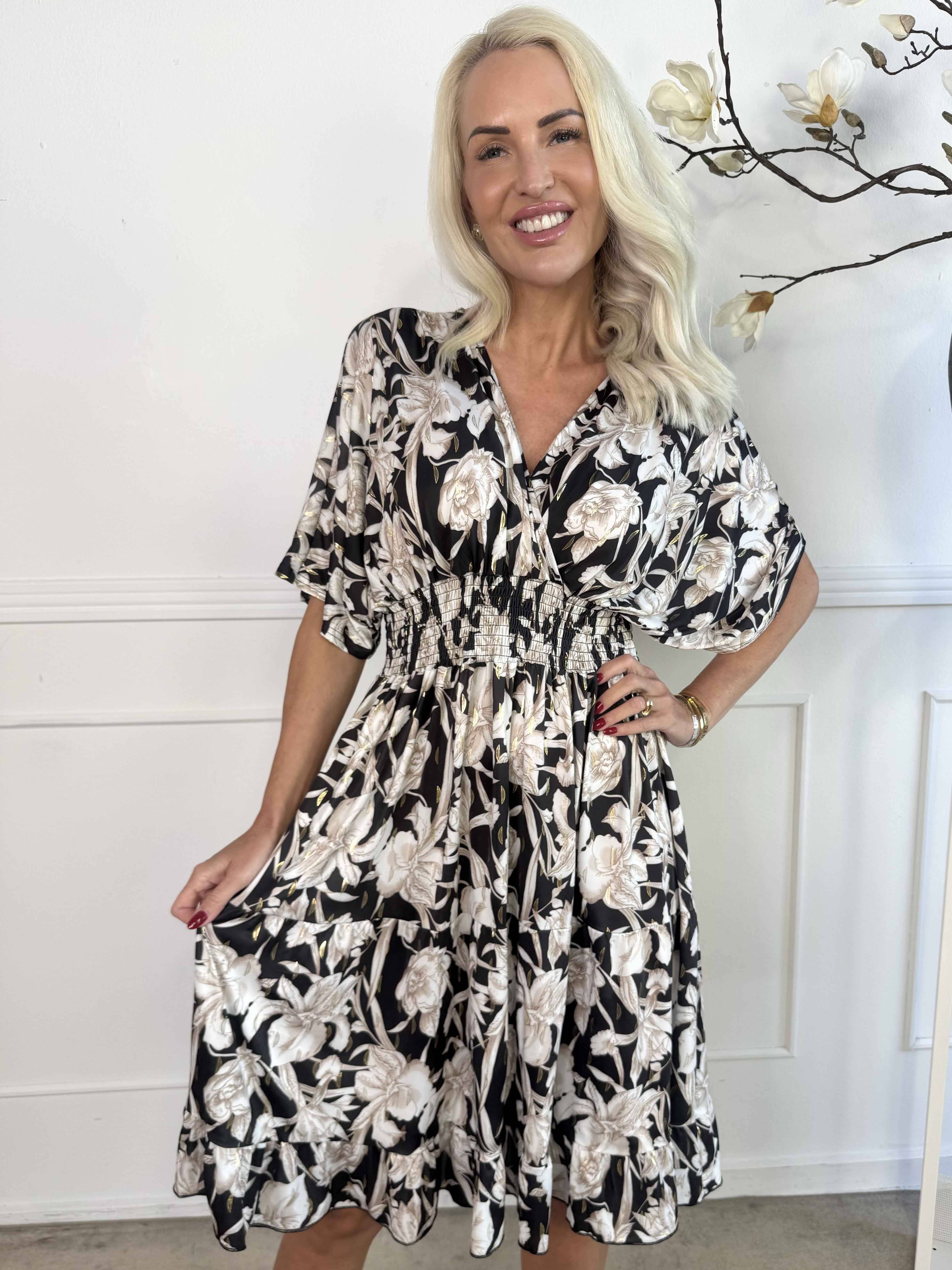 Angela - Elastisk kjole med elegante flæselag i skørtet